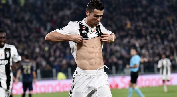 Ronaldo e gli addominali esibiti dopo il gol allo United: «Colpa di Georgina» Video