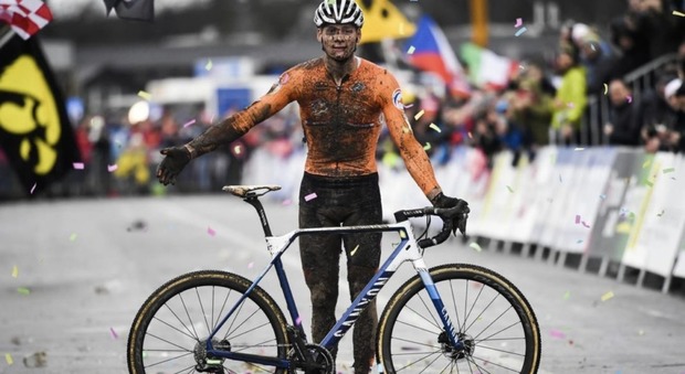 Assolo di Van der Poel al mondiale di ciclocross. Sarà in Italia per vincere Strade Bianche e Sanremo