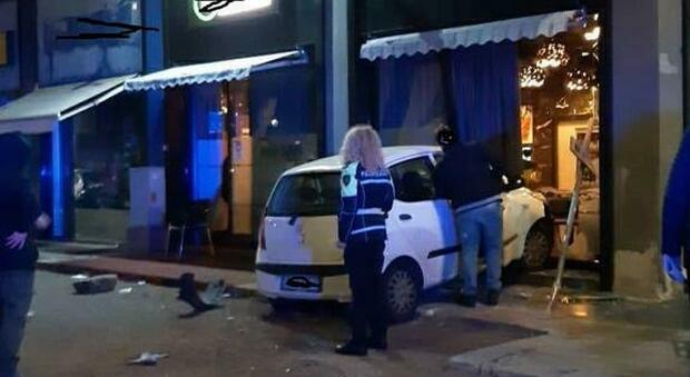 Lecce: auto sfonda la vetrata e finisce dentro il ristorante di sushi