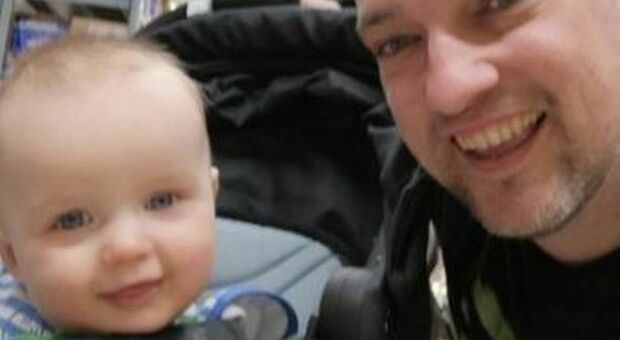 Papà e figlio di tre anni trovati senza vita in casa, l'ipotesi è di omicidio-suicidio