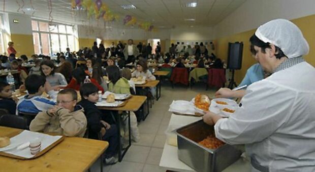 Alla Dante Alighieri la mensa è alle 14: e così alcuni alunni sono costretti ad aspettare un’ora per mangiare