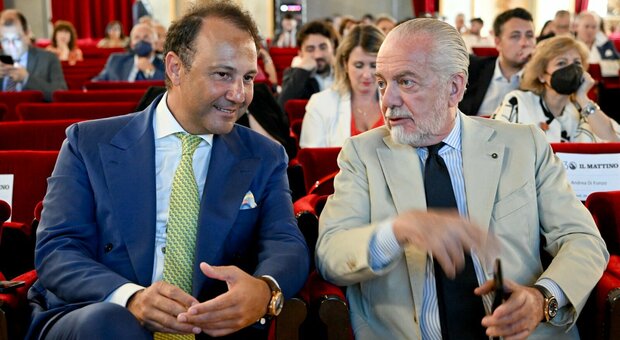 I presidenti Iervolino e De Laurentiis durante il convegno per i 130 anni del Mattino nel 2022