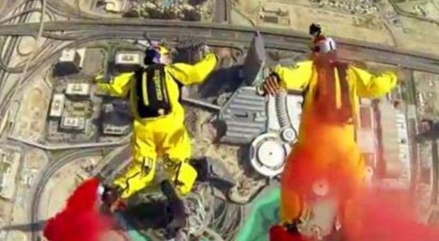 Base Jump, nuovo record mondiale: si gettano dal grattacielo più alto del mondo