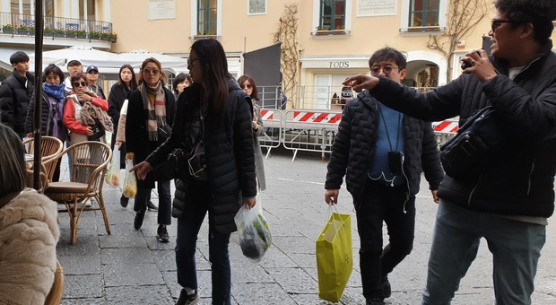 Capri, gruppi di turisti con gli occhi a mandorla a spasso nella Piazzetta