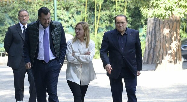 Centrodestra in fibrillazione Mal di pancia della Lega, vertice Salvini-Berlusconi. Meloni: «Premier vuole pieni poteri»