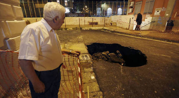 L'asfalto sprofonda e la strada viene inghiottita: disagi a Napoli e locali senz'acqua