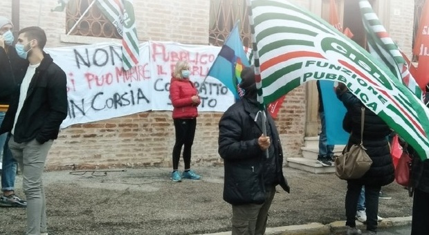 Pesaro, assunzioni, sicurezza e contratto, la protesta di infermieri e sanitari: «Rischiamo ogni giorno il contagio Covid»