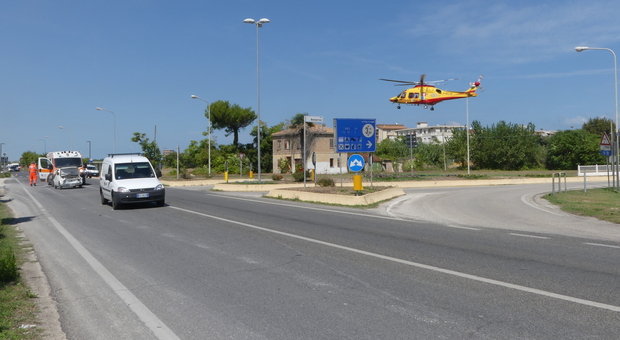 Tamponamento auto-pulmino sull'Adriatica: un ferito grave, interviene l'eliambulanza