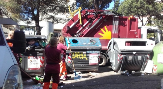 Roma, netturbino Ama sorpreso a non lavorare: con il camion dei rifiuti in pasticceria e sale slot e poi a prostitute