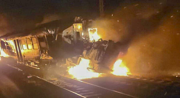 Treno regionale travolge camion sui binari a Corigliano Rossano, mezzi prendono fuoco: morti il conducente e il capotreno