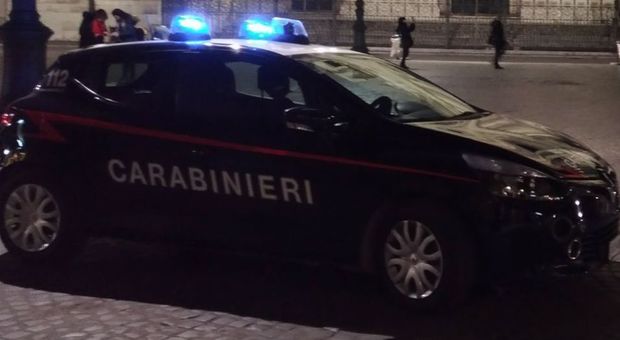 Roma, puntano pistola giocattolo e minacciano di morte un passante: denunciati tre 20enni