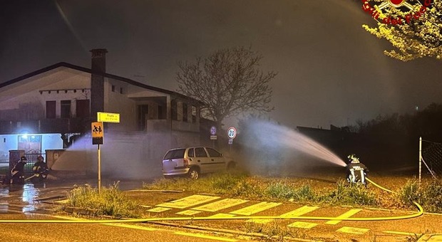 Si schianta in piena notte sulla colonnina del gas metano: pompieri al lavoro con acqua nebulizzata