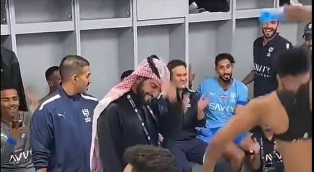 L'Al-Hilal di Milinkovic batte Ronaldo, il presidente entra negli spogliatoi e annuncia il premio partita: boato tra i calciatori