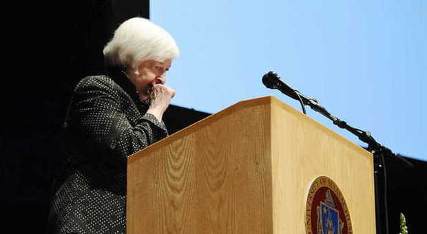 Yellen, malore per il presidente Fed, non riesce a completare il discorso: «Probabile rialzo dei tassi nel 2015»