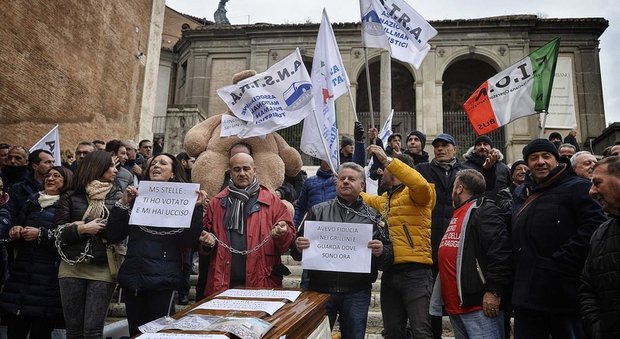 Roma, protesta dei bus turistici in Campidoglio: «Pentiti di aver votato M5S»