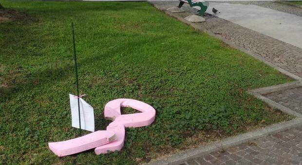 I fiocchi rosa Lilt Ados distrutti dai vandali in piazza Martiri