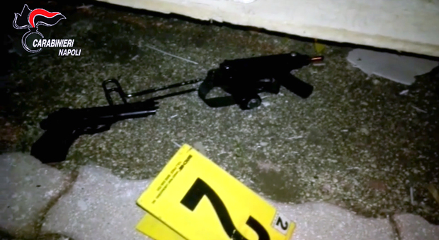 Sventato omicidio nel Napoletano: killer in fuga perdono mitra e pistola