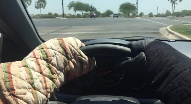 Caldo record, 40 gradi e sole accecante non spengono i social: e il cruscotto dell'auto diventa protagonista