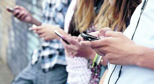 La dipendenza dal web nuova droga dei giovani: Sfide sui social e cyberbullismo