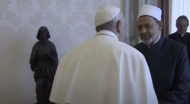 Papa Francesco invia messaggio negli Emirati Arabi, non cita la guerra di Gaza ma ravviva l'impegno alla fratellanza