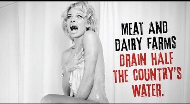 Pamela Anderson posa nuda per Peta contro lo spreco d'acqua: sotto la doccia come Psycho
