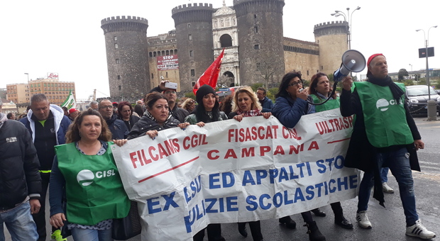 Napoli, la protesta dei lavoratori della pulizia e decoro delle scuole