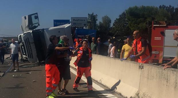 Tir sfonda il guardrail: tragedia sfiorara sulla Taranto - Brindisi