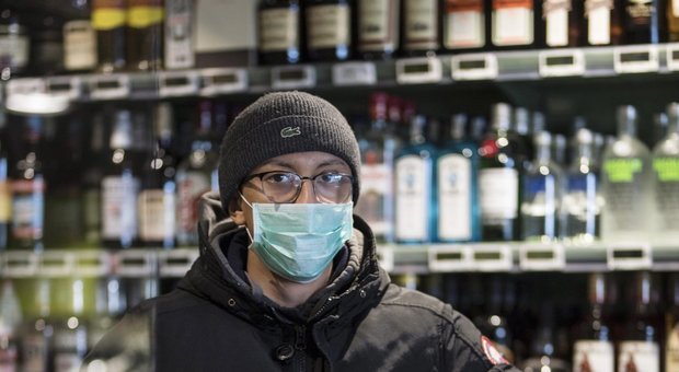 Coronavirus Torino, multato per aver comprato solo vino al supermercato: «Non è un bene necessario»