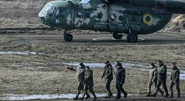 Ucraina, G7: Mosca ritiri truppe, scelga diplomazia Parigi e Berlino: connazionali subito via dal paese