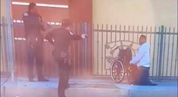 Usa, afroamericano sulla sedia a rotelle ucciso dalla polizia: il video choc, Anthony Lowe ha cercato di fuggire