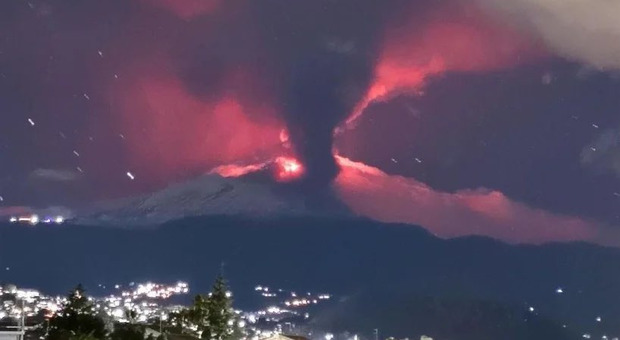 Etna, eruzione nella notte: pioggia di cenere su Catania, auto e strade «annerite»