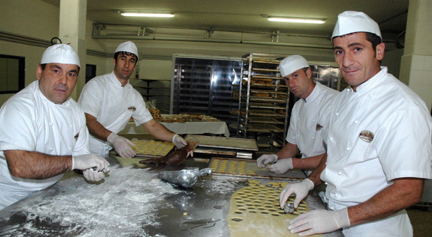 Detenuti preparano il pane
