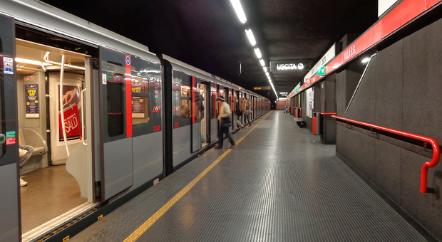 Milano choc, cerca di spingere una ragazza sotto la metro: lei riesce a salvarsi