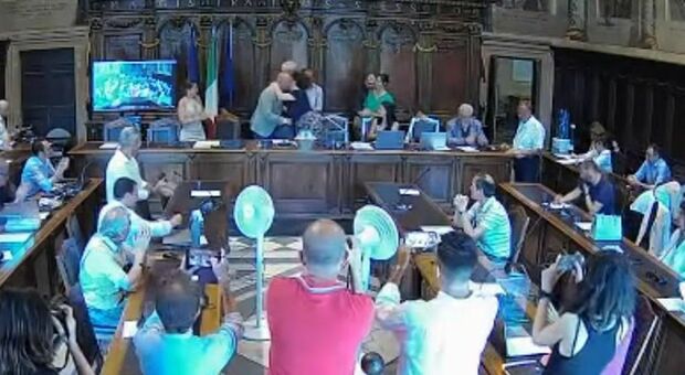 Nella sala d'Ercole va in scena il Ciorba bis, opposizione critica sui motivi delle dimissioni di Chiatti