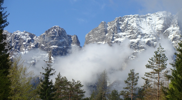 Crolla una parete intera della montagna: enorme valanga di roccia e paurosa nube bianca