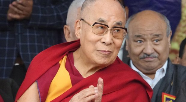 Dalai Lama, bufera social sulla gaffe sessista: «Il mio successore donna? Deve essere bella». Poi si scusa