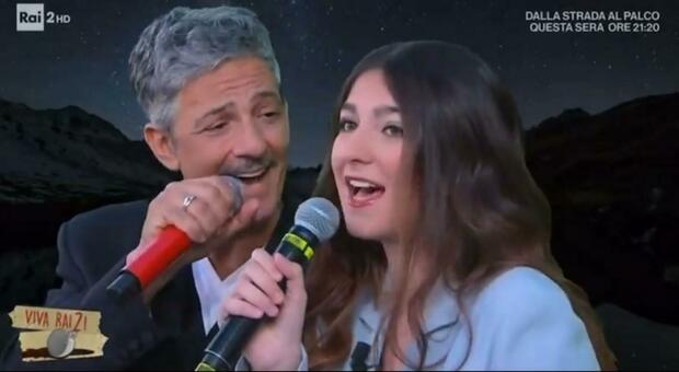 Fiorello, duetto con la figlia Angelica per la festa del papà: «La prima cosa bella». Lo showman si commuove