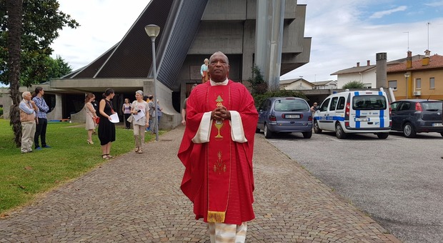 Il parroco di Majnoa, don Emmanuel Runditse