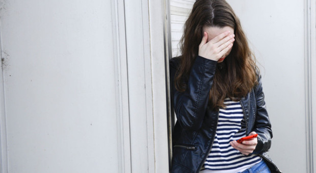 Picchiata e minacciata a scuola «Mia figlia vittima di bullismo»