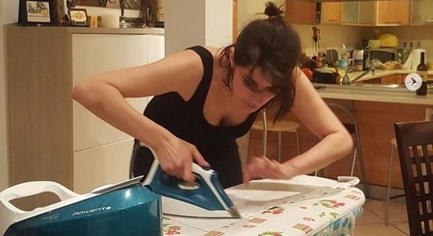 Elisa Isoardi gioca a fare la casalinga: la foto mentre stira scatena nuove polemiche