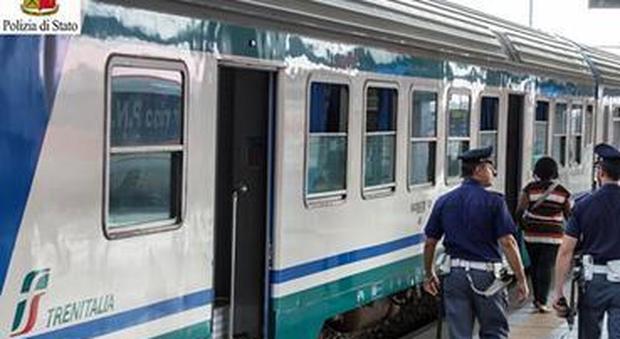 Sul treno senza biglietto aggredisce gli agenti e scappa: caos alla stazione di Fondi