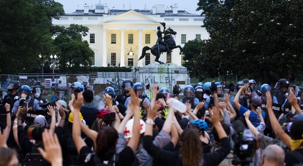 Usa: scontri davanti alla Casa Bianca, evacuato l'edificio presidenziale. Attacco alla statua Andrew Jackson