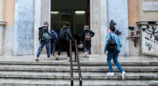 Liceo Umberto, già due sezioni in quarantena e in molte scuole mancano i supplenti