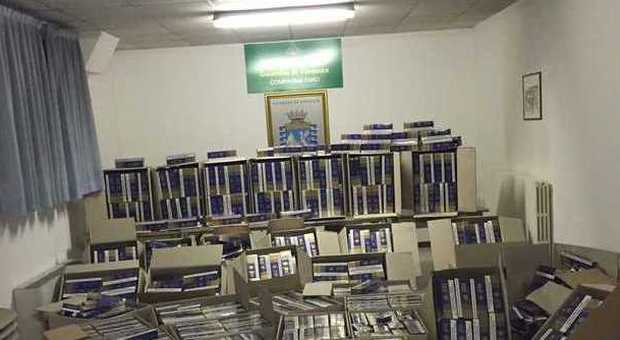 Maxi sequestro di sigarette di contrabbando Nel deposito materiale per 350 mila euro