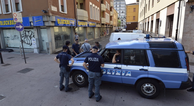 Sorpreso a spacciare in via Cairoli: i poliziotti lo rincorrono e arrestano