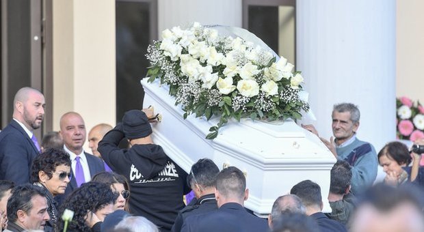 Desirée, una folla ai funerali: l'addio tra le rose bianche alla 16enne violentata e uccisa