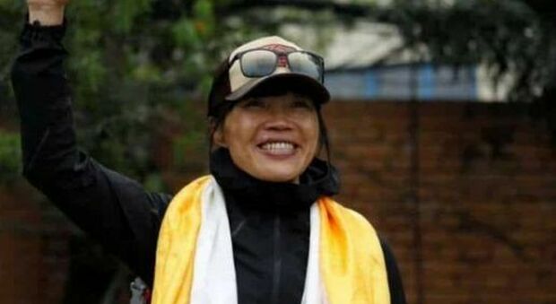 Una donna ha stabito il record di scalata dell'Everest: 25 ore e 50 minuti