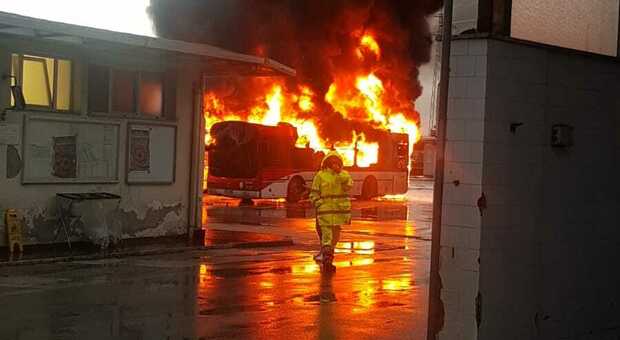 Incendio a Pozzuoli, bus Ctp rientra nel deposito e prende fuoco: distrutti altri due mezzi