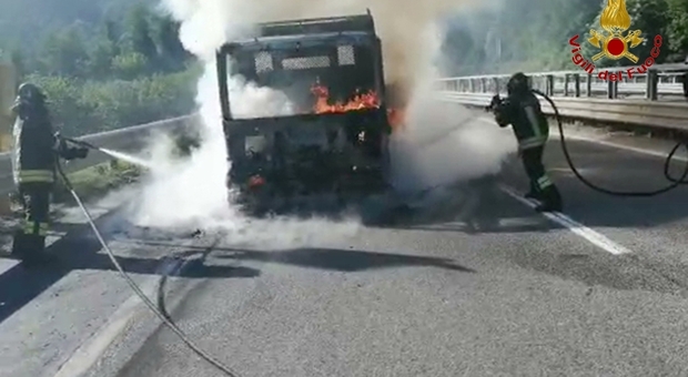 Camion con carico di legna prende fuoco: chiusa corsia dell'autostrada
