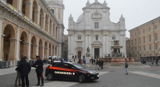 Mendicanti molesti fuori dalla Santa Casa A Loreto scattano i controlli dei carabinieri